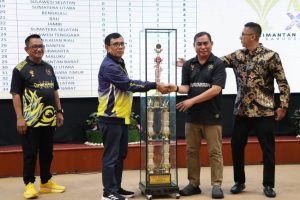 Penyerahan piala bergilir Presiden oleh Ketua Umum PWI Pusat kepada Ketua PWI Kalsel. (wartabanjar.com - Ist. MC Porwanas)