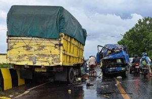 Truk bak kayu bertabrakan dengan mobil tangki BBM di Sungai Tabuk, Banjar, Selasa sore. (wartabanjar.com - Ist. Rekanan)