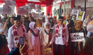 Mukhyar dan Awan Subarkah didampingi istri mendaftar ke KPU Kota Banjarmasin, Rabu 28 Agustus 2024. (wartabanjar.com - Iqnatius Aprianus)