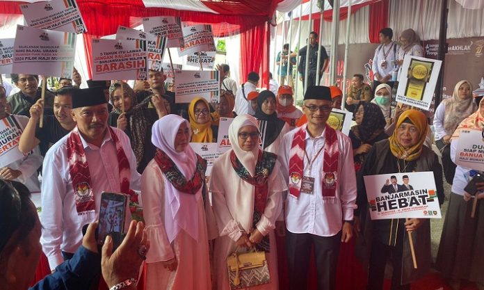 Mukhyar dan Awan Subarkah didampingi istri mendaftar ke KPU Kota Banjarmasin, Rabu 28 Agustus 2024. (wartabanjar.com - Iqnatius Aprianus)