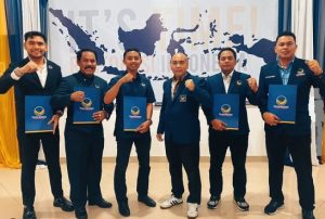 Penyerahan SK penunjukan Ketua DPRD dan Fraksi Nasdem oleh Sekretaris DPW Nasdem Kalsel, Akhmad Rozanie HN (wartabanjar.com - Ist)