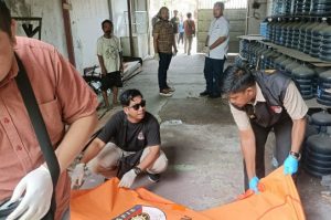 Satreskrim Polresta Palangka Raya melakukan olah TKP di lokasi penemuan mayat pria gantung diri di Jalan Agung. (wartabanjar.com - Ist. Tribrata)