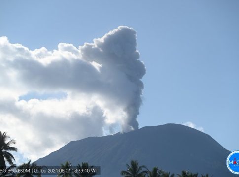 Gunung Ibu di Maluku Utara Erupsi 8 Kali, Luncurkan Abu Vulkanik 1.200 Meter