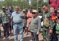 RENDAH HATI, H Isam Hadapi Langsung Pendemo di Merauke Tolak dipayungi
