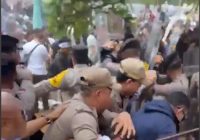 Habiburrahman Kena Lempar Massa Pengunjukrasa di Depan Gedung DPR