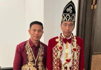 Desainer Asal Banjarmasin ini Perancang Busana Banjar 'Baamar Galung Pancar Matahari' Dipakai Presiden Jokowi di Upacara Penurunan Bendera