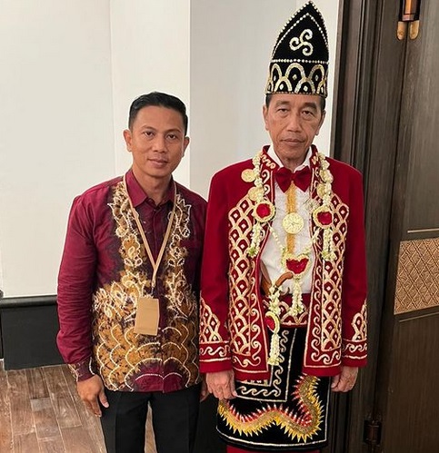 Desainer Asal Banjarmasin ini Perancang Busana Banjar 'Baamar Galung Pancar Matahari' Dipakai Presiden Jokowi di Upacara Penurunan Bendera