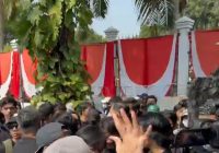 Rakyat Geruduk Gedung DPR di Senayan Protes Keputusan Ambang Batas Pencalonan Kepala Daerah
