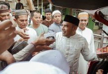 Jumat Berkah, Bakal Cawabup Syairi Mukhlis Bagikan Ratusan Nasi Kotak