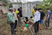 Pegawai di Desa Paramasan Gotong Royong Perbaiki Saluran Air Efek Lebih 1 Bulan Air Tak Mengalir