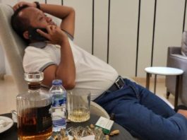 Foto Bahlil Lahadalia Dengan Miras Viral di Medsos, Begini Kata Pakar Telematika