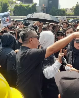 Massa Aksi Berusaha Masuk, Pagar Gedung DPR RI Jebol