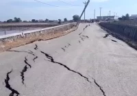 Tiba-tiba Jalan Retak dan Amblas, Warga Terisolir hinga Tiang-tiang Listrik Miring