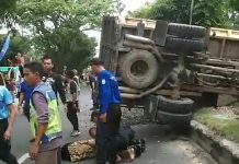 Truk Terbalik di Depan Mako DPKP Banjar, Seorang Korban Tergeletak Tak Sadarkan Diri