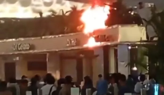 Kebakaran di satu tenant di area terminal 3 kedatangan Bandara Soekarno-Hatta Jakarta di Tangerang, Banten. (via Beritasatu)