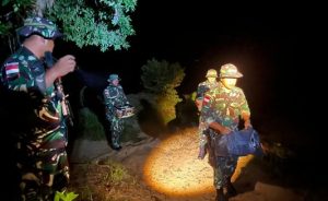 Personel Pamtas di Nunukan mengamankan barang-barang asal Malaysia yang akan diselundupkan ke Indonesia. (wartabanjar.com - Ist. Puspen TNI)