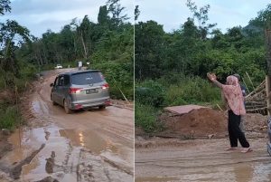 Acil-acil memandu mobil yang kesulitan melintas di jalan berlumpur jalur alternatif Banjarbaru-Batulicin. (wartabanjar.com - Ist. @banjarku)