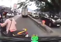 Nekat! Emak-emak Naik Motor Putar Balik Halangi Ambulance