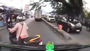 Emak-emak pengendara motor memutar balik hingga menghalangi mobil ambulance di Jalan Raya Parung, Bogor, Jawa Barat. (wartabanjar.com - Ist. @memomedsos)