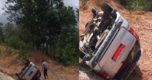 Mobil terguling di Jalan Banjarbaru-Batulicin. (wartabanjar.com - @kabarbanuakalsel)