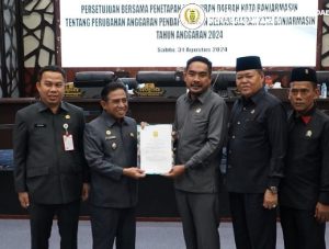 Persetujuan penetapan APBD-Perubahan oleh DPRD dan Pemko Banjarmasin. (wartabanjar.com - Ist. Setwan)