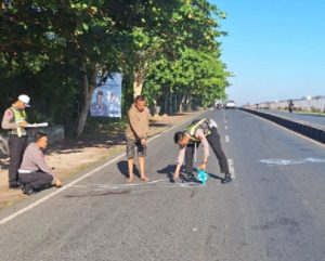 Unit Satlantas Polres Banjarbaru melakukan olah TKP kecelakaan maut di Km 26 yang menewaskan dua orang. (wartabanjar.com - Ist. Polres Banjarbaru)