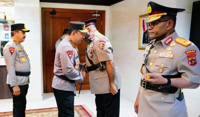 Kapolri Jenderal Listyo Sigit Prabowo melantik Brigjen Pol Patrige Renwarin sebagai Kapolda Papua menggantikan Komjen Pol Mathius D Fakhiri. (Foto: PMJ News)