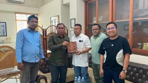 Perwakilan Hasnur Group menyerahkan bantuan kepada Ketua PWI Kalsel, Zainal Helmie (kiri). (wartabanjar.com - Ist. MC Porwanas)