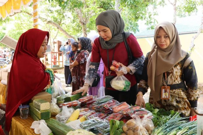 Warga Banjarbaru berbelanja kebutuhan pokok dalam kegiatan Gerakan Pangan Murah di halaman Kecamatan Cempaka, Kamis 5 September 2024. (wartabanjar.com - MC)