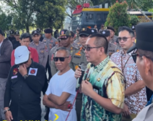 Inspektur Daerah Provinsi Kalsel, Akhmad Fydayeen, menerima massa pendemo, Jumat 6 September 2024. (wartabanjar.com - Ist. Setdaprov Kalsel)