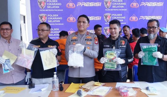 Pengungkapan kasus sabu satu keluarga di Bekasi oleh Polsek Cikarang Utara. (wartabanjar.com - Ist. Tribrata)