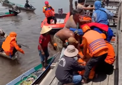 09092024_Jasad Riyaman dievakuasi ke rumah duka setelah ditemukan oleh Tim SAR gabungan di DAS Kapuas. (wartabanjar.com - Ist. SAR-infokalteng.reborn) Jasad Riyaman dievakuasi ke rumah duka setelah ditemukan oleh Tim SAR gabungan di DAS Kapuas. (wartabanjar.com - Ist. SAR-infokalteng.reborn)