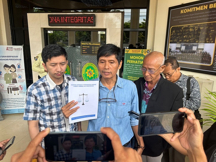 Kuasa hukum MS memberikan keterangan pers usai mendaftarkan gugatan praperadilan di PN Banjarmasin, Senin 9 September 2024. (wartabanjar.com - Iqnatius Aprianus)