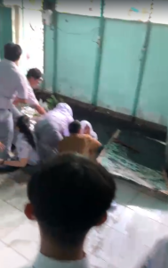 Lantai ruang di SMAN 7 Banjarmasin ambrol. (wartabanjar.com - Ist. Kiriman warga)