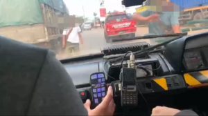 Mobil Damkar dihentikan sejumlah pria di Jalan Gerilya dengan alasan telah menabrak pemotor. (wartabanjar.com - Ist. WAG)