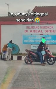 Perempuan tua dtinggal di SPBU di Medan, Sumatera Utara. (wartabanjar.com - Ist. @zona_inspirasiwanita)