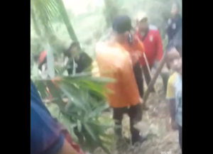 Polisi dibantu warga menggali tanah lokasi dikuburkannya gadis penjual gorengan. (wartabanjar.com - Ist. Instagram)