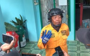 Yossie dari BPBD Kota Banjarmasin memberikan keterangan kepada media terkait ambrolnya lantai aula SMAN 7. (wartabanjar.com - Ahmad Raihan)