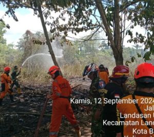 Pemadaman kebakaran lahan oleh tim gabungan di Jalan A Yani, Kota Banjarbaru, Kamis. (wartabanjar.com - Ist. Polsek Liang Anggang)