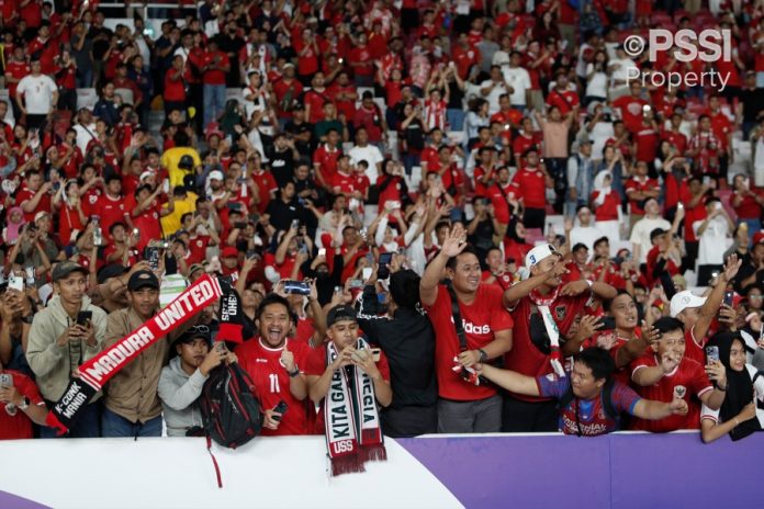 Penonton memerahkan SUGBK saat pertandingan Timnas Indonesia melawan Australia. (wartabanjar.com - Ist. PSSI)