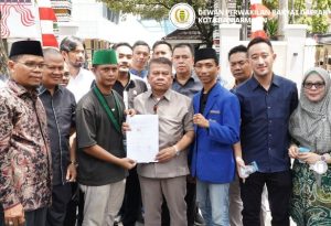 Pimpinan sementara DPRD Kota Banjarmasin menyerahkan pakta integritas kepada perwakilan mahasiswa. (wartabanjar.com - Ist. DPRD Kota Banjarmasin)