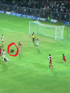 Wasit terkapar usai dibogem pemain Sulteng dalam PON XXI Aceh-Sumut. (wartabanjar.com - @pengamatsepakbola)