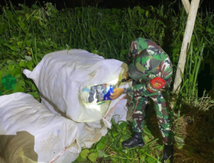 Anggota TNI memeriksa pakaian yang sudah diballpress. (wartabanjar.com - Ist. Puspen TNI)