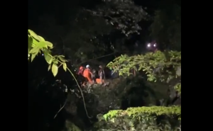 Evakuasi korban terjepit bebatuan di Padang Batung, HSS, berlangsung hingga malam hari. (wartabanjar.com - Ist. Rekanan)