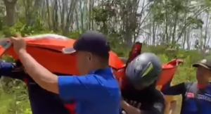 Jasad bocah korban tenggelam di danau bekas galian tambang di Kintap, Tanah Laut, dievakuasi. (wartabanjar.com - @kabarbanuakalsel)