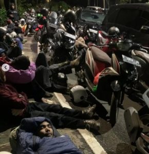 (Ilustrasi) Pemotor memilih tidur di trotoar karena kelelahan akibat terjebak macet di kawasan Puncak, Bogor. (wartabanjar.com - Ist. @memomedsos)