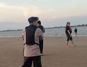 Personel Satpolairud Polresta Banjarmasin melakukan pengamanan di pantai gosong Sungai Barito dekat Pulau Kembang. (wartabanjar.com - Ist. Polresta Banjarmasin)