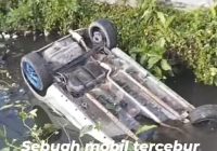 Mobil Tercebur dan Terbalik di Jalan A Yani km 8