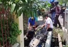 Motor Terbalik Pengendara Jatuh ke Sungai di Jalan Manggis