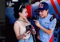 Datang ke Mandalika, Nikita Mirzani Foto Bareng Sejumlah Pembalap MotoGP